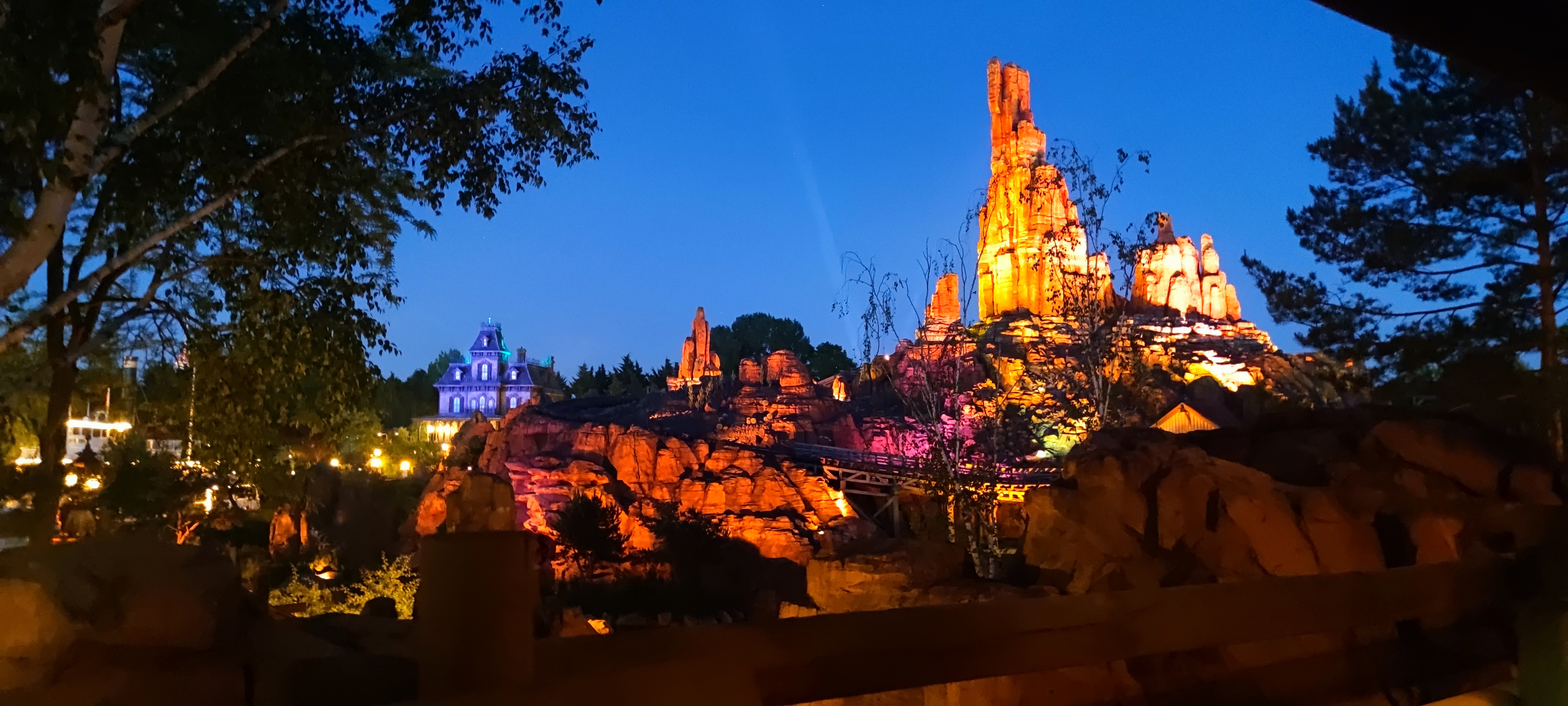 דיסנילנד פריז בלילה (הר הרעם, והאחוזה הרדופה)