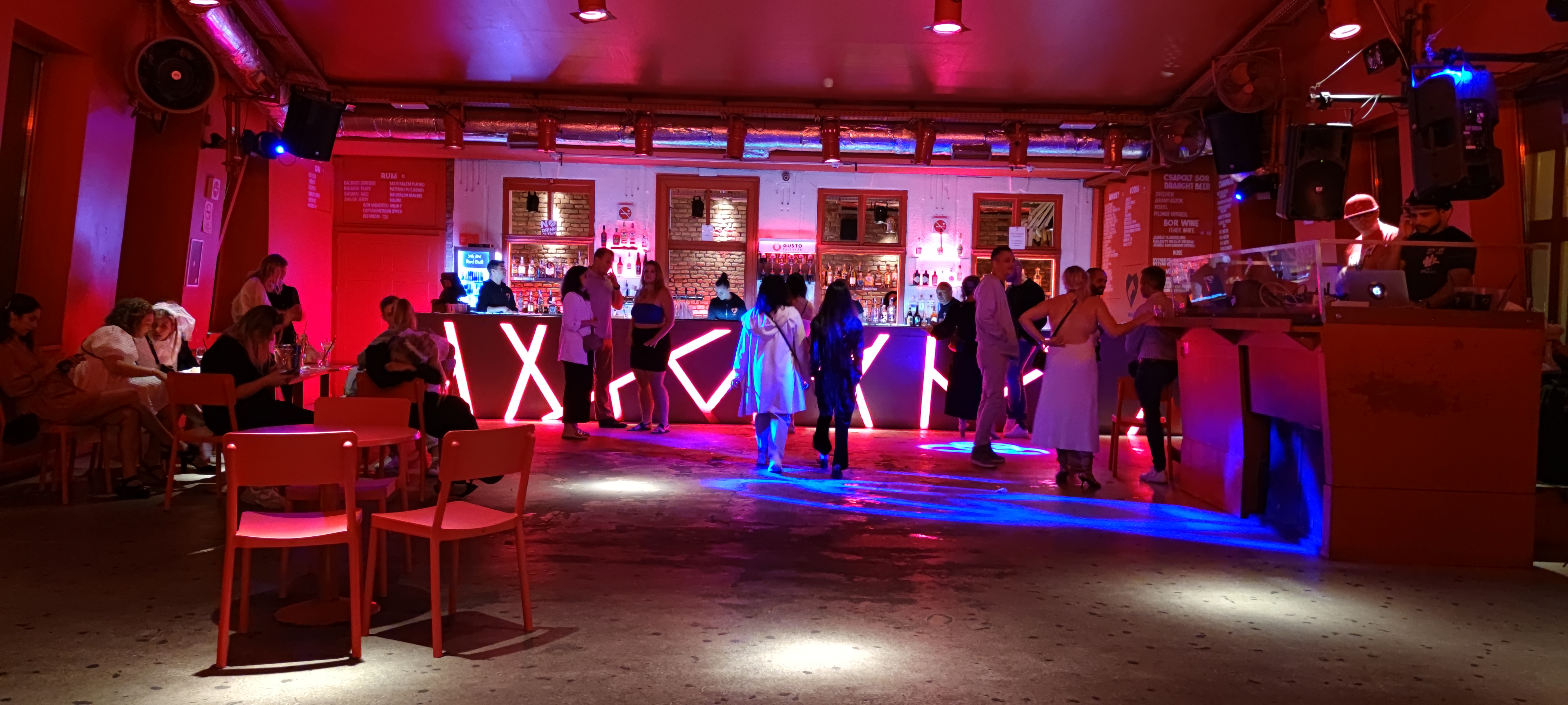 חיי לילה בבודפשט – כל הברים והמועדונים שאתם חייבים לצאת אליהם